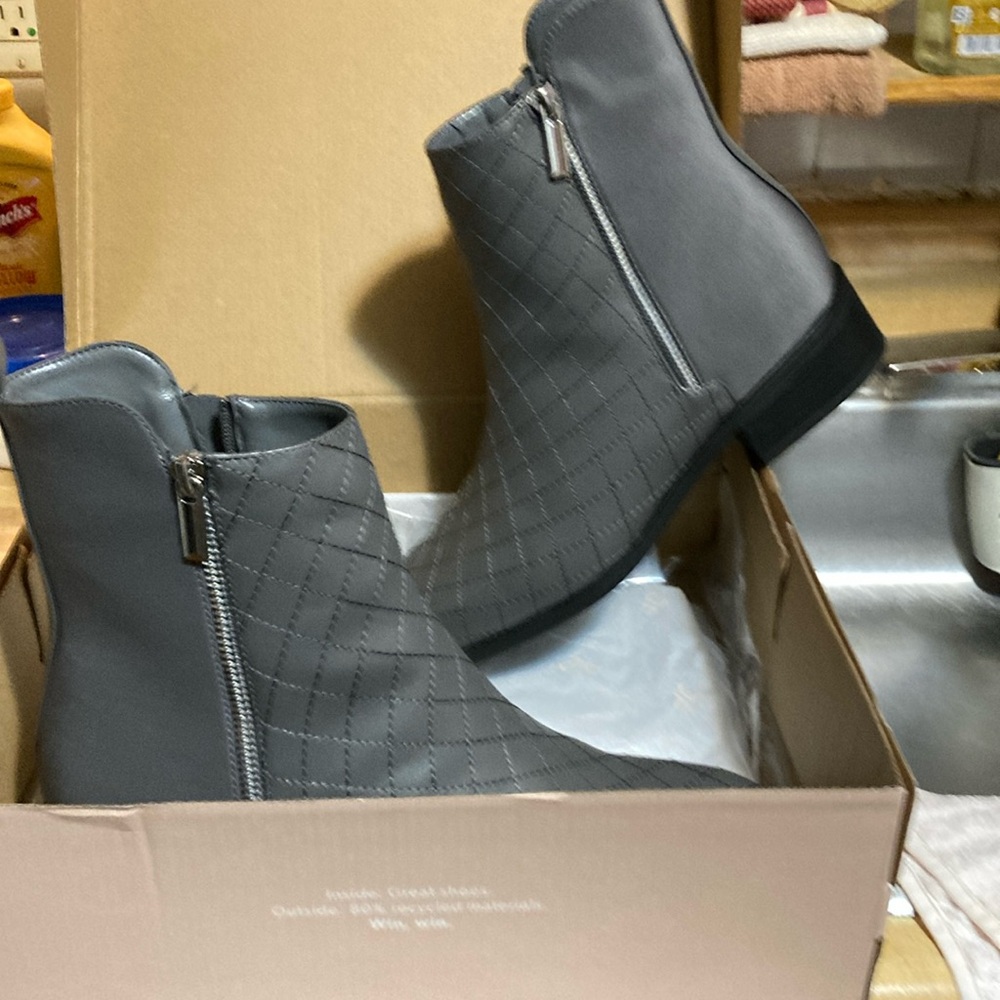 Women’s nearly new short bootie